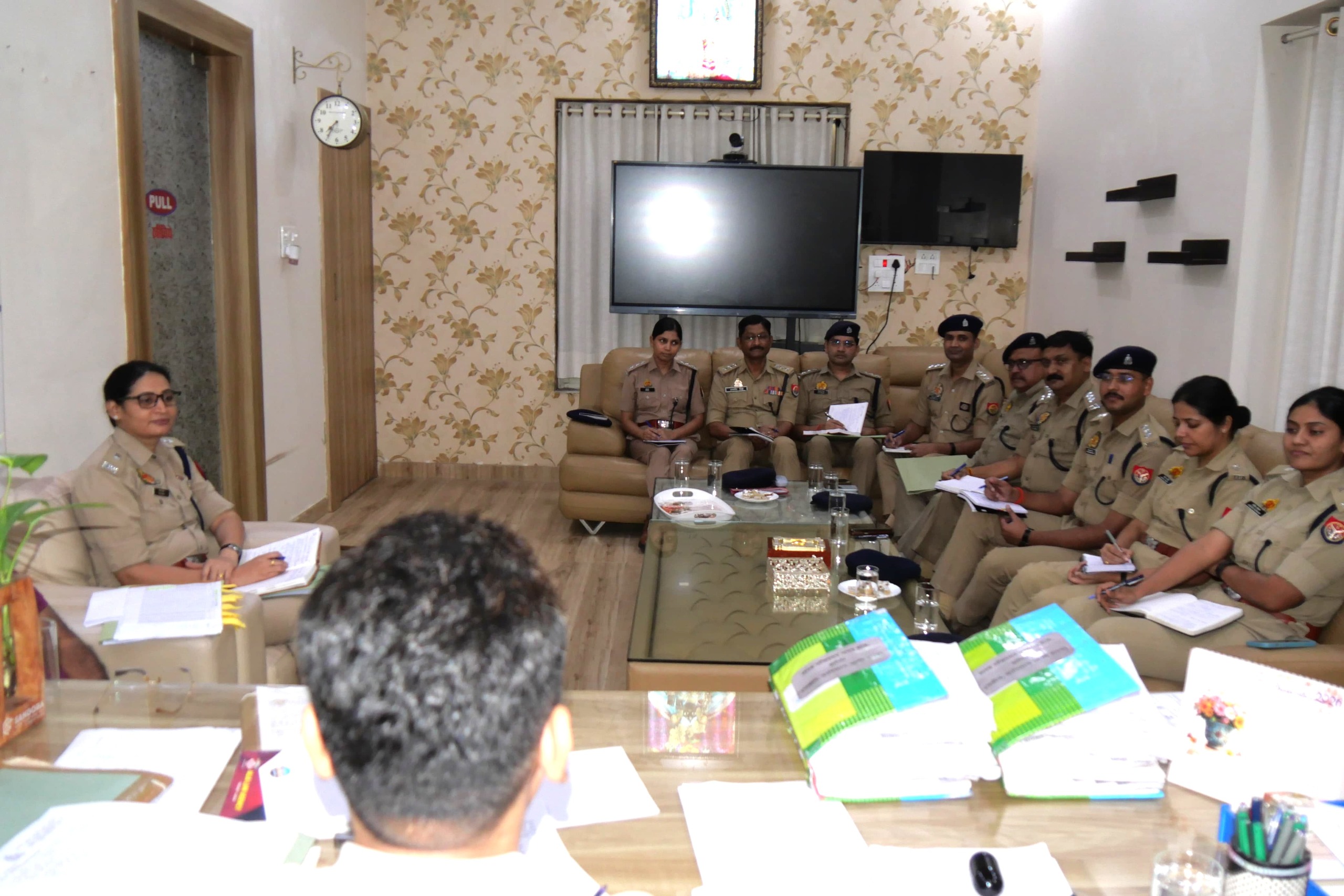 झाँसी: एसएसपी विकास कुमार ने राजपत्रित अधिकारियों के साथ की अपराध नियंत्रण एवं कानून-व्यवस्था की समीक्षा बैठक